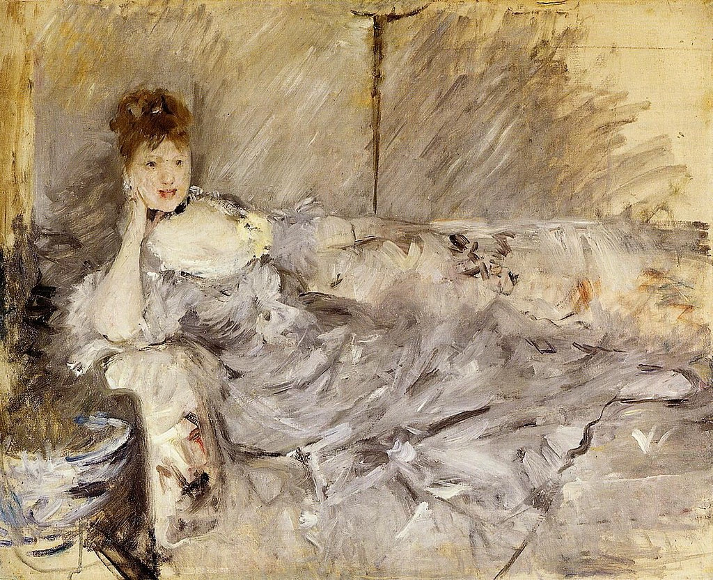 Giovane donna in grigio distesa